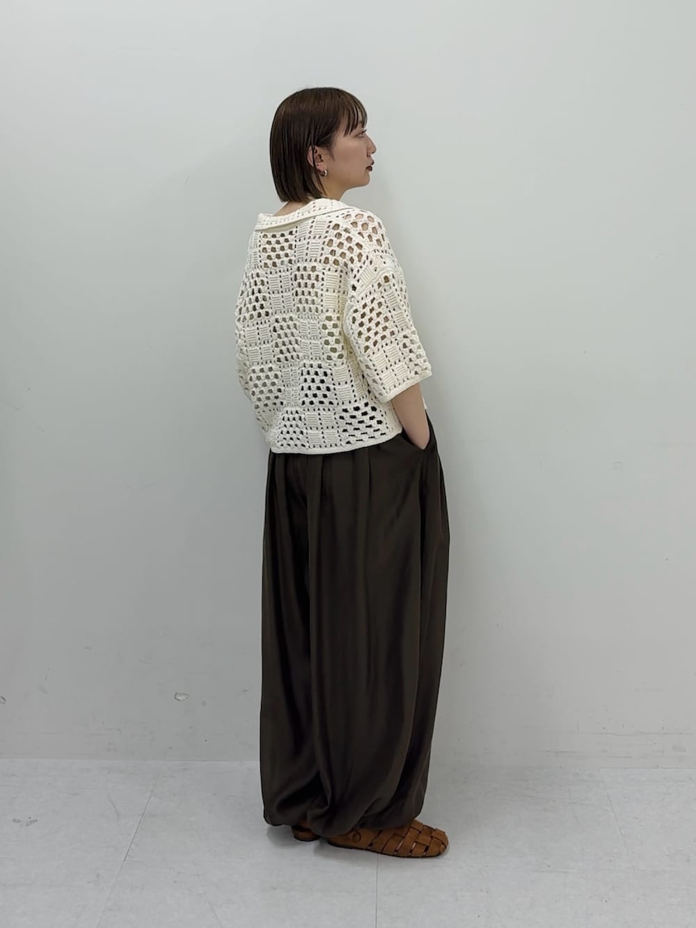 ホワイト系のニット/セーター、ブラウン系のその他パンツ、ブラウン系のサンダルを着用したレディースの春コーディネートの4枚目の写真
