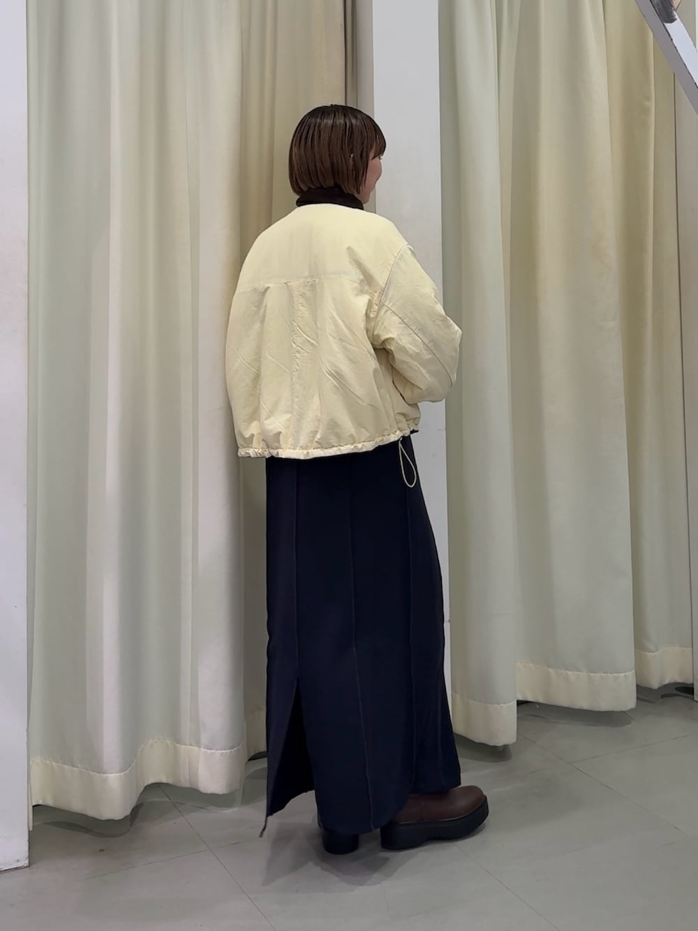 ブラウン系のその他アウターを着用したレディースの秋コーディネートの4枚目の写真