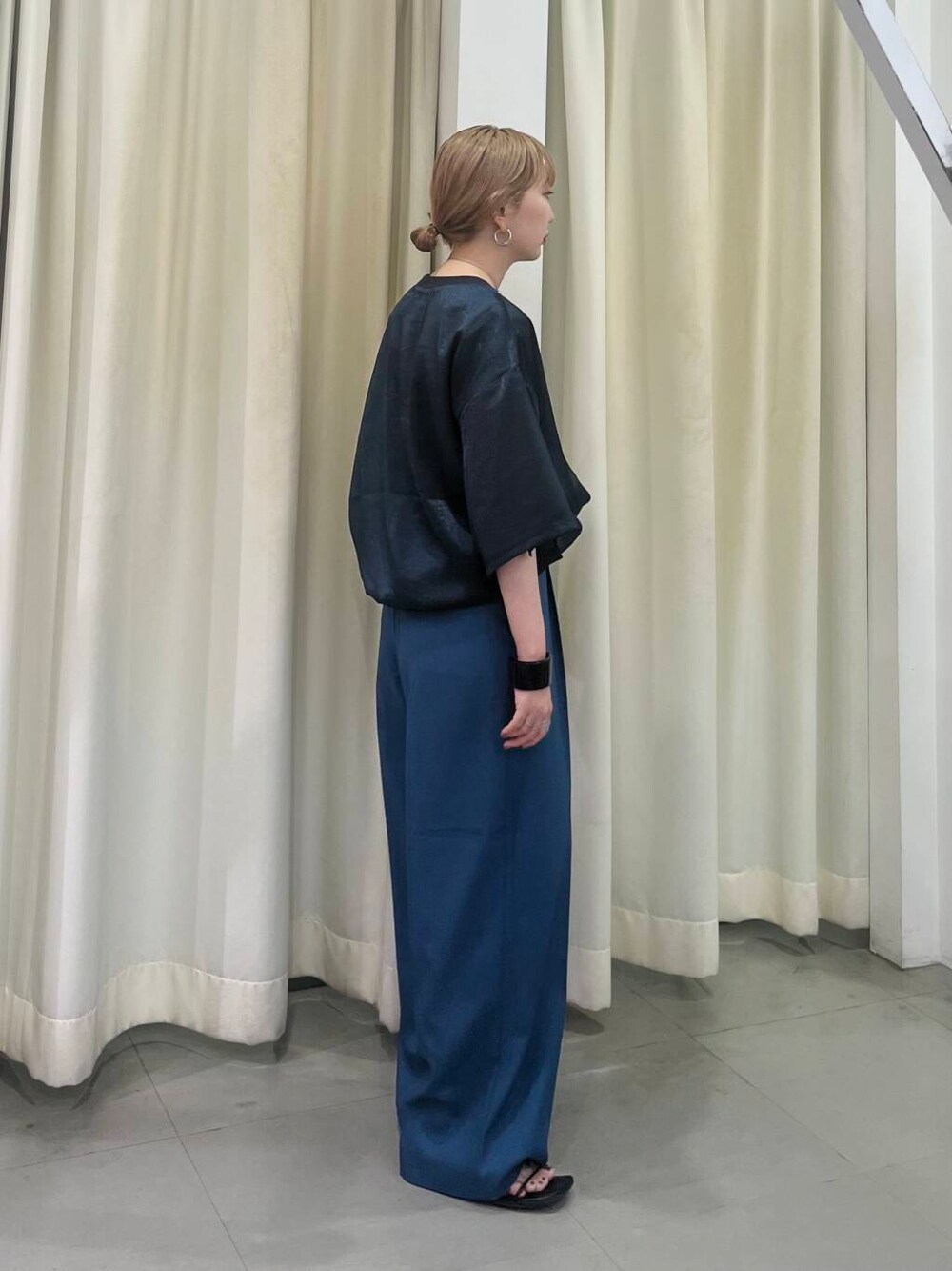 ブルー系のその他パンツ、ブルー系のTシャツ/カットソーを着用したレディースの夏コーディネートの3枚目の写真