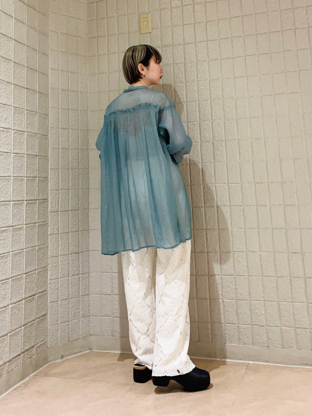 ブルー系のシャツ/ブラウス、ホワイト系のその他パンツ、ブラック系のサンダルを着用したレディースの春コーディネートの4枚目の写真