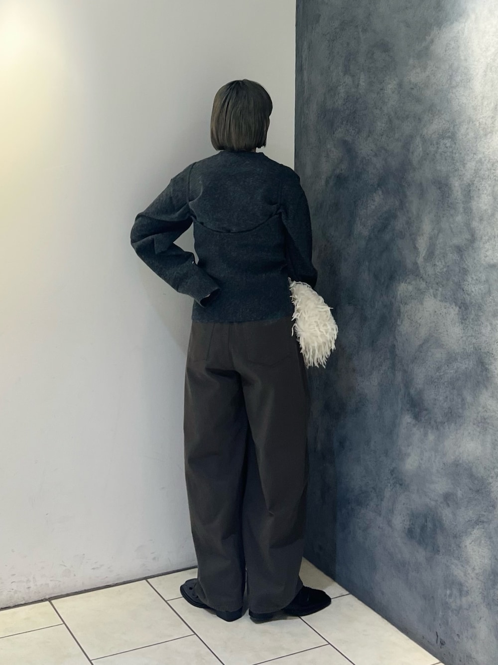 グレー系のカーディガン/ボレロ、ブラック系のローファー、グレー系のその他パンツを着用したレディースの秋コーディネートの3枚目の写真