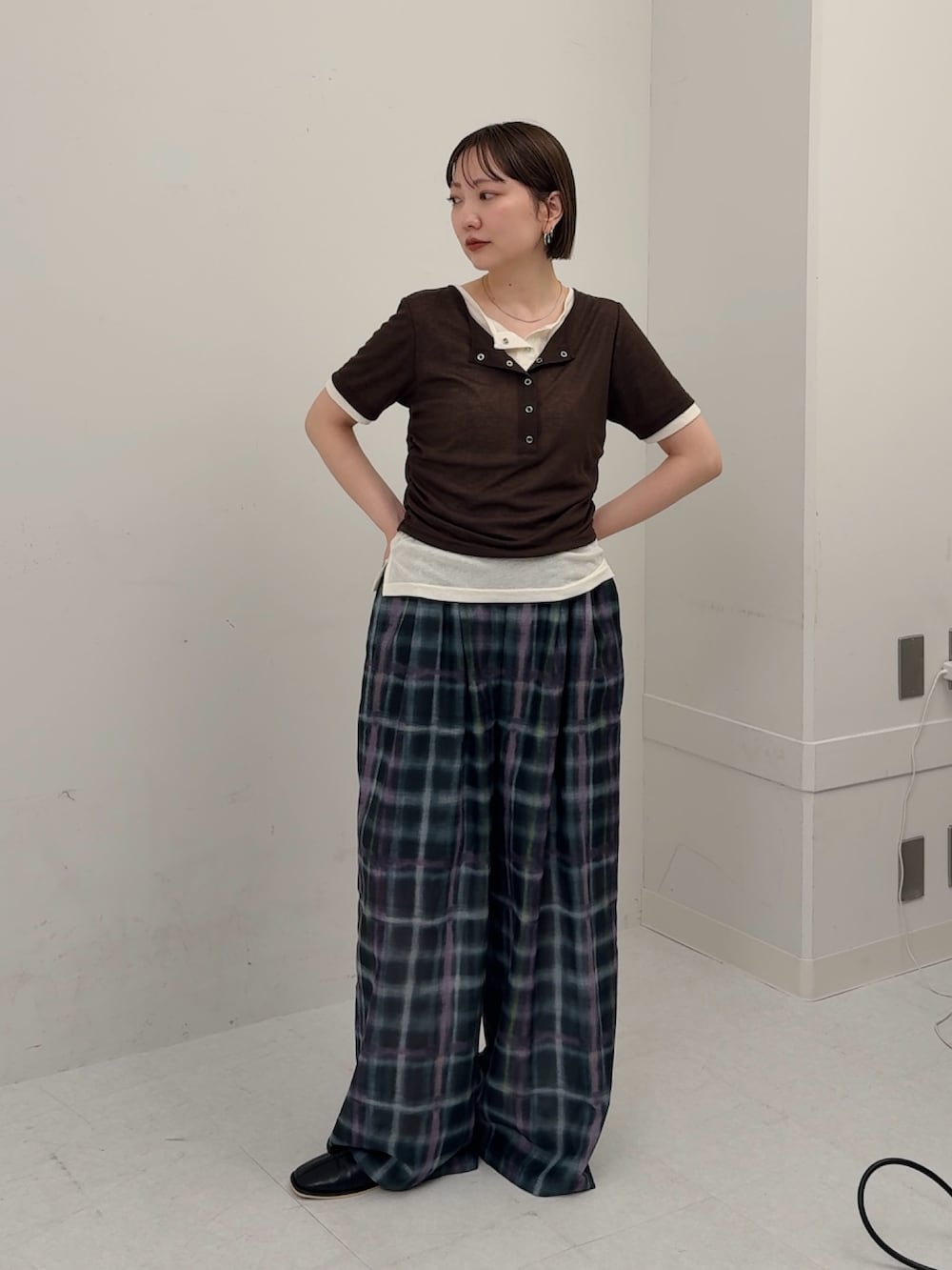 ブラウン系のTシャツ/カットソー、グリーン系のその他パンツを着用したレディースの春コーディネートの2枚目の写真