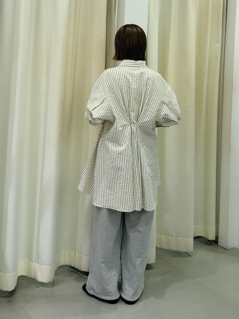 グレー系のその他パンツ、ホワイト系のキャミソール、ホワイト系のワンピースを着用したレディースの冬コーディネートの3枚目の写真