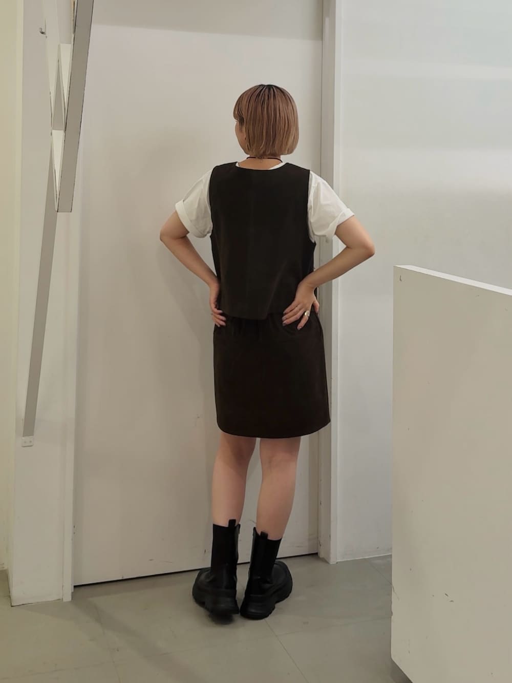 ブラウン系のその他アウター、ブラウン系のその他アウター、ブラウン系のスカートを着用したレディースの秋コーディネートの4枚目の写真