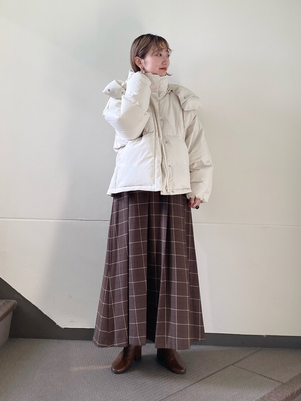 ベージュ系のダウンジャケット/コート、ブラウン系のワンピースを着用したレディースの秋コーディネートの2枚目の写真