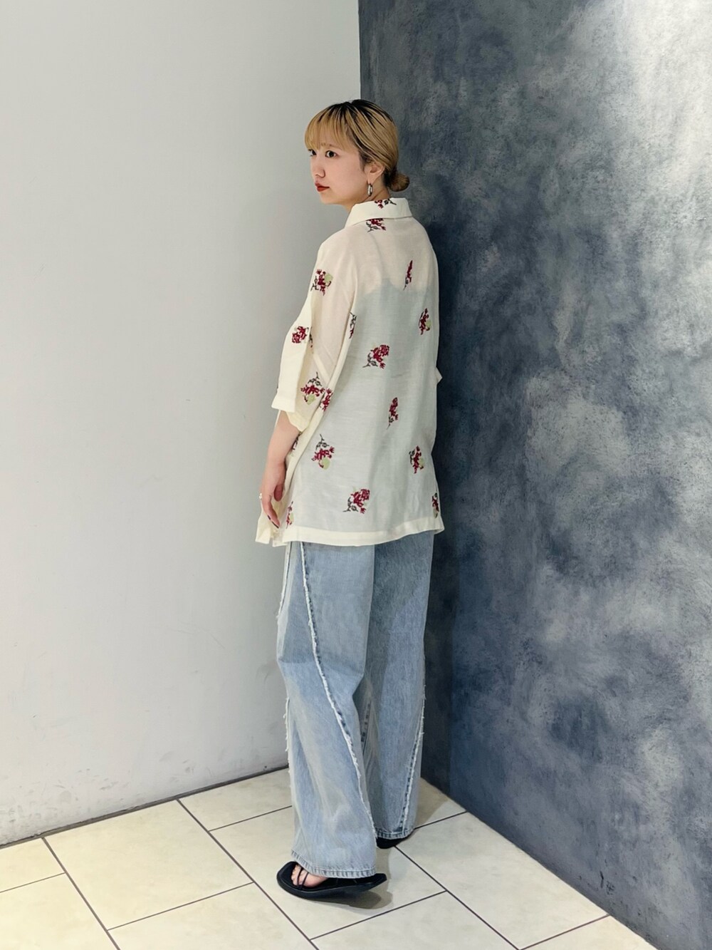 ホワイト系のシャツ/ブラウス、ブルー系のデニムパンツを着用したレディースの夏コーディネートの4枚目の写真