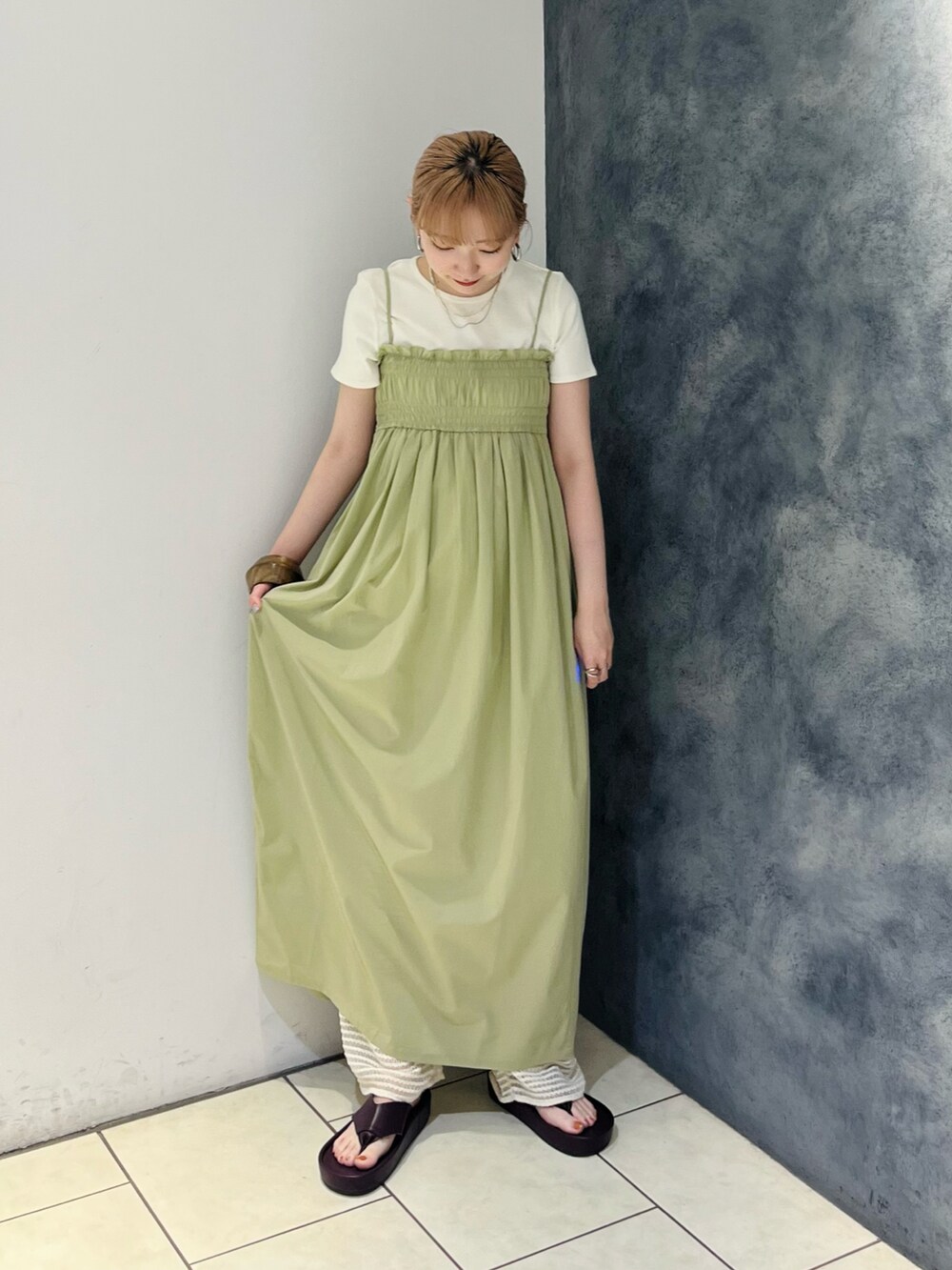 ブラウン系のワンピース、ホワイト系のその他パンツ、ホワイト系のTシャツ/カットソーを着用したレディースの春コーディネートの4枚目の写真