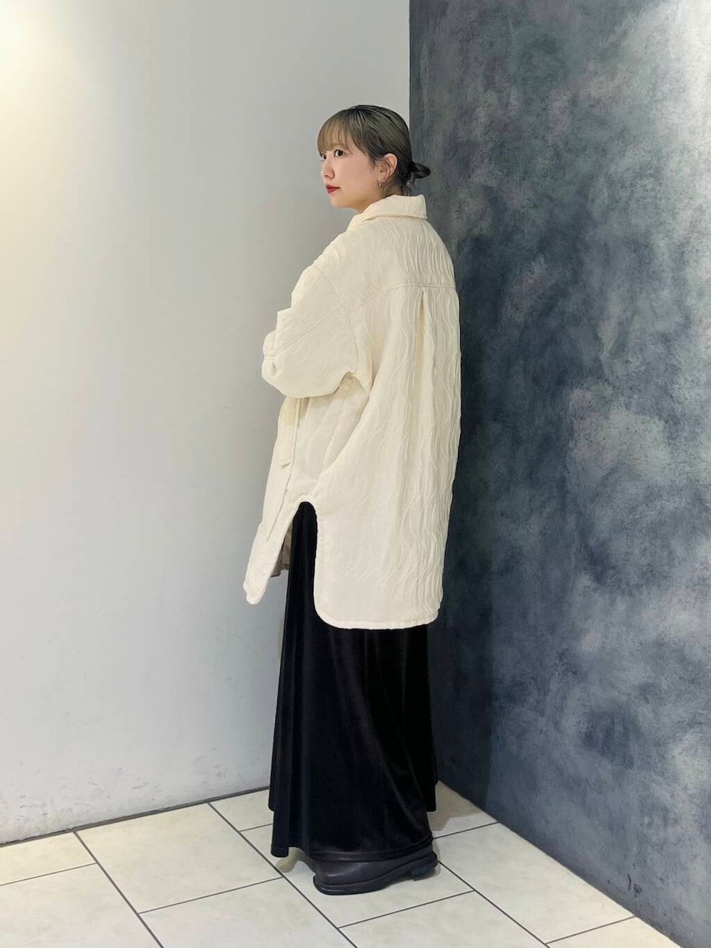 ホワイト系のダウンジャケット/コート、ブラウン系のスカートを着用したレディースの秋コーディネートの4枚目の写真