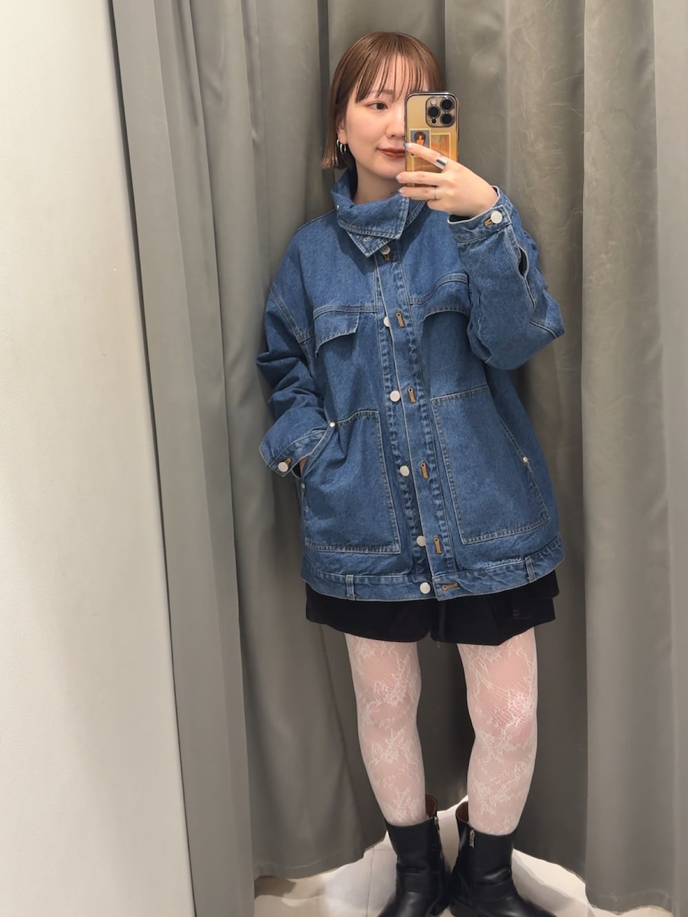 ブルー系のブルゾンを着用したレディースの冬コーディネートの2枚目の写真