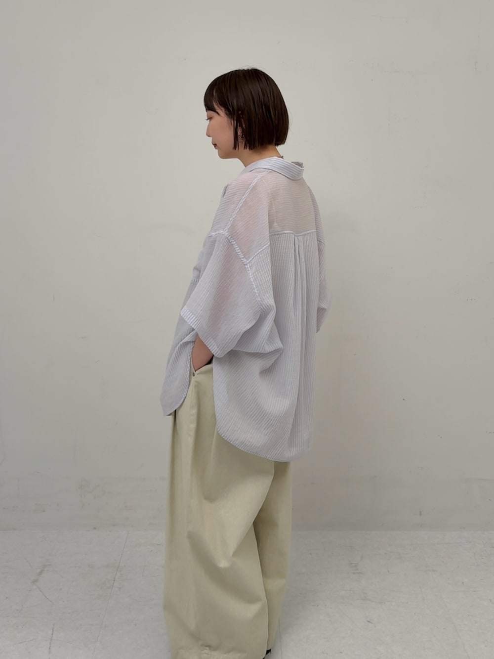 パープル系のシャツ/ブラウスを着用したレディースの春コーディネートの2枚目の写真