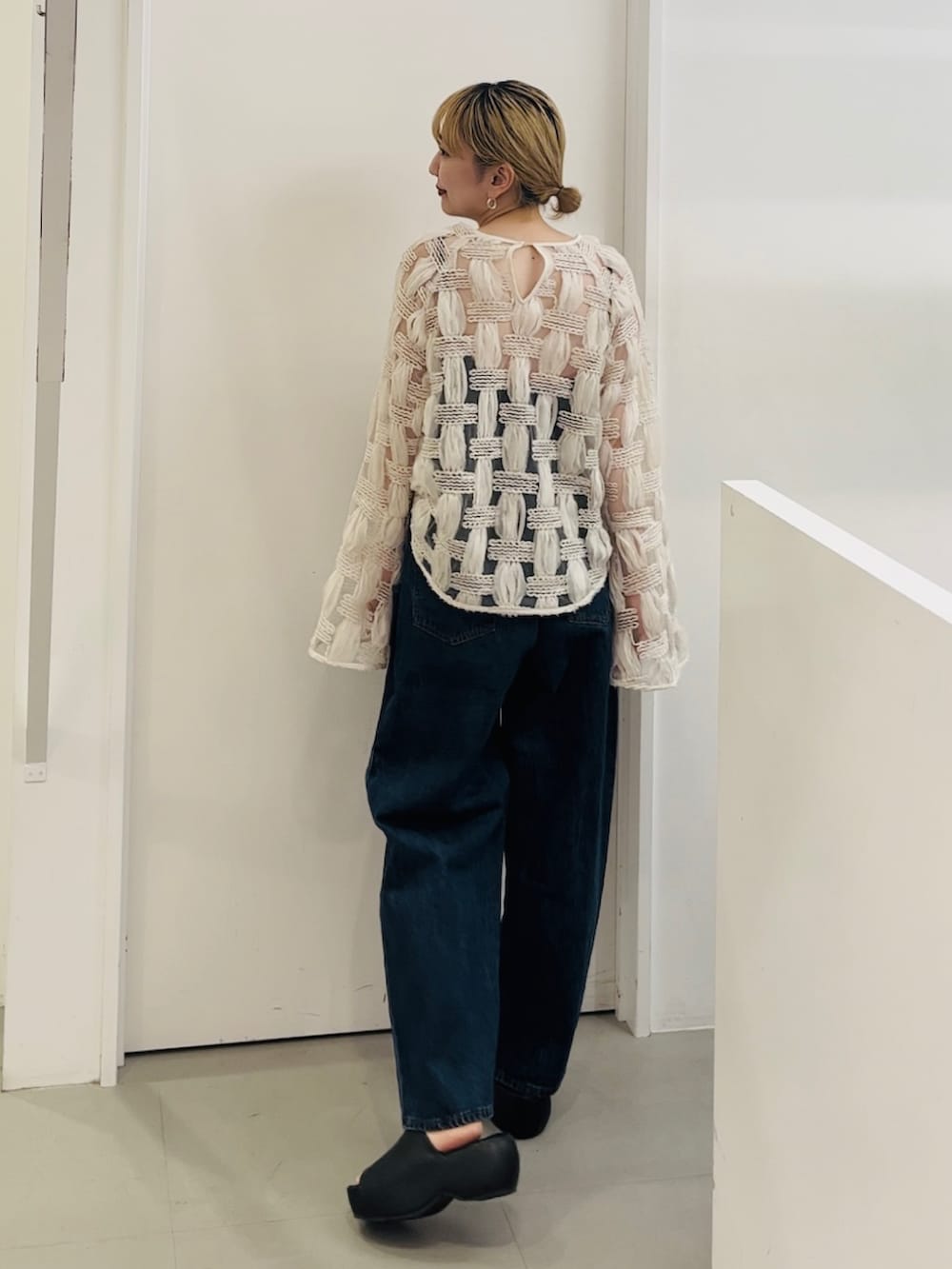 ホワイト系のシャツ/ブラウス、ブルー系のデニムパンツ、ブラック系のサンダルを着用したレディースの春コーディネートの3枚目の写真