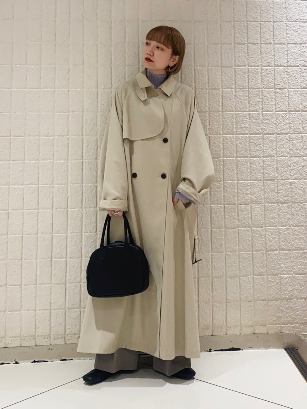 「KBF、トレンチコート、秋アウター、スタンドカラー、ビッグシルエット、秋先取りコーデ、ニット、低身長コーデ、秋服準備はじめました、きれいめカジュアル、ボストンバッグ、ワイドパンツ、秋冬コーデ、カジュアル、シンプル」｜「KBFのコクーンスリーブBIGトレンチコート（トレンチコート、ベージュ系）」を使った、まっちゃんさん（レディース・154cm）の秋コーディネートの4枚目の写真
