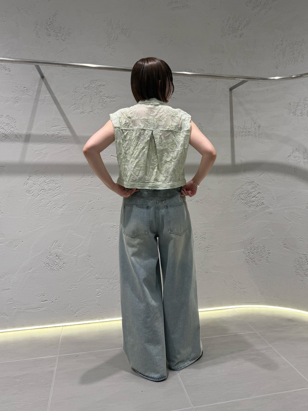 グリーン系のシャツ/ブラウス、ブルー系のデニムパンツを着用したレディースの春コーディネートの2枚目の写真