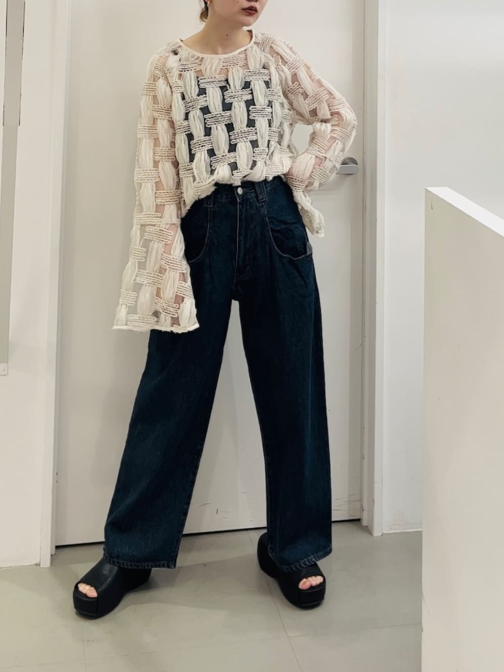 ホワイト系のシャツ/ブラウス、ブルー系のデニムパンツ、ブラック系のサンダルを着用したレディースの春コーディネートの2枚目の写真