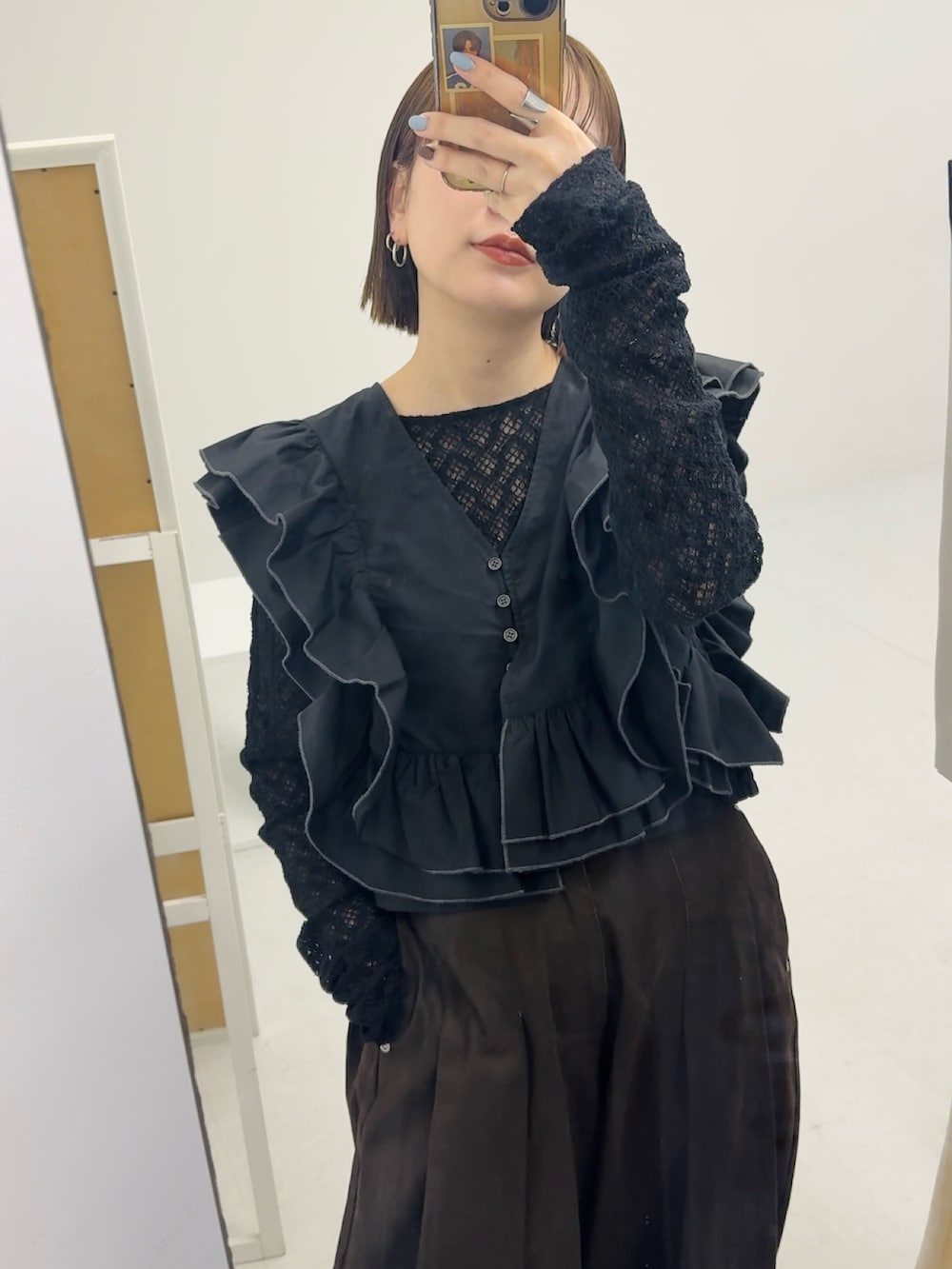 ブラック系のTシャツ/カットソー、ブラック系のシャツ/ブラウスを着用したレディースの春コーディネートの3枚目の写真