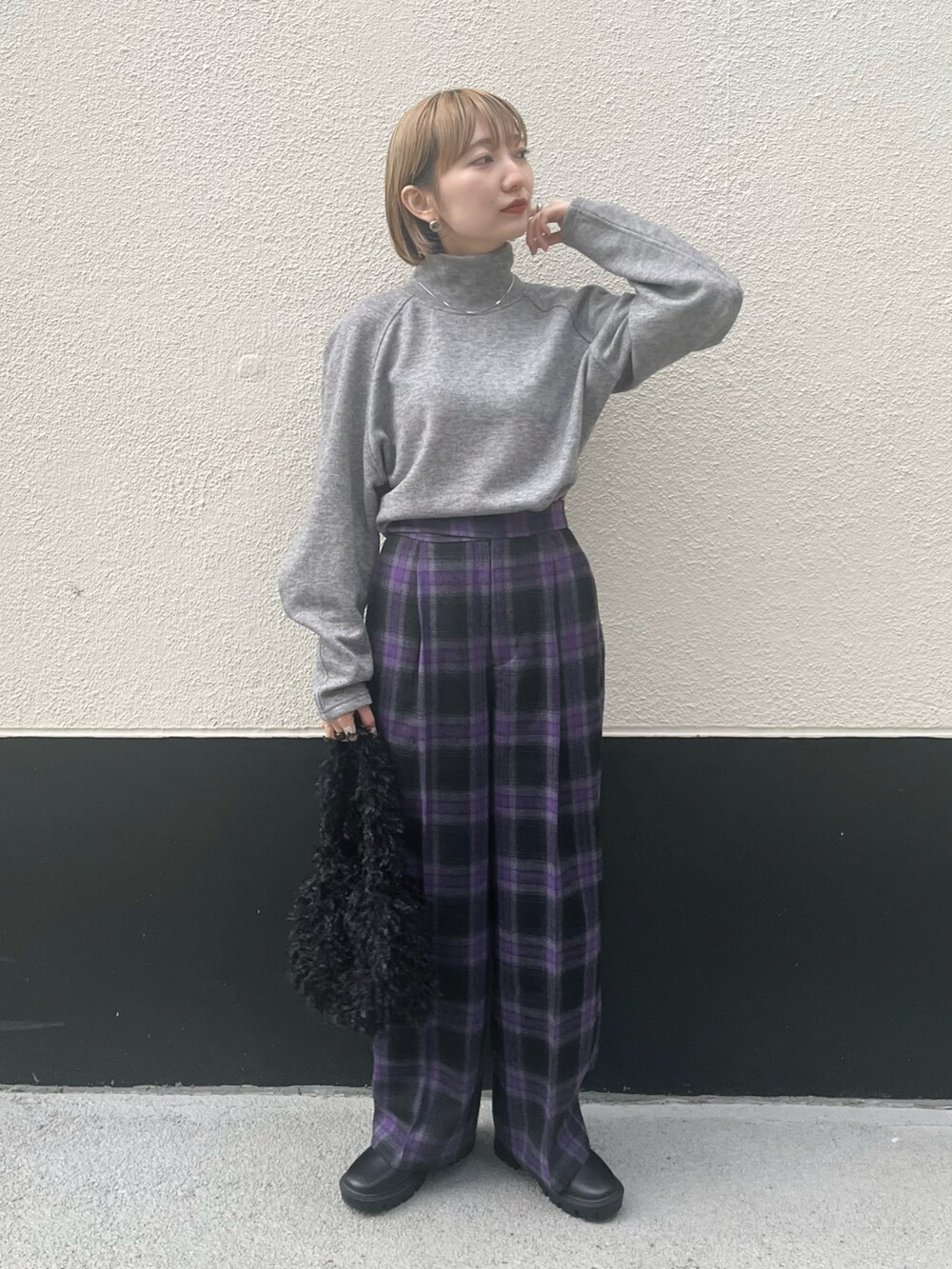 レッド系のTシャツ/カットソー、ブラック系のその他パンツ、ブラック系のショルダーバッグを着用したレディースの冬コーディネートの2枚目の写真