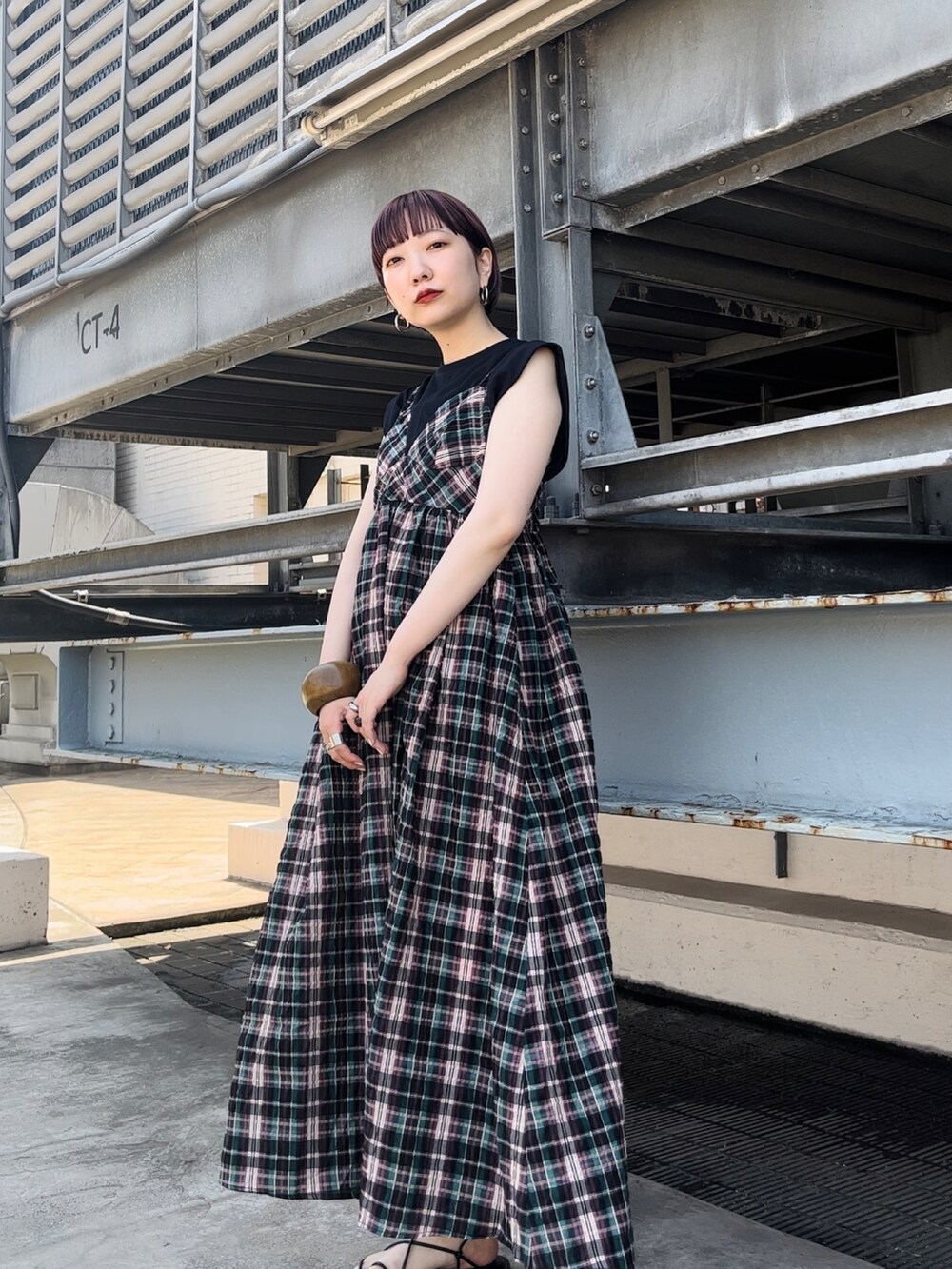 ブルー系のワンピース、ブラック系のTシャツ/カットソー、ブラック系のサンダルを着用したレディースの春コーディネートの4枚目の写真