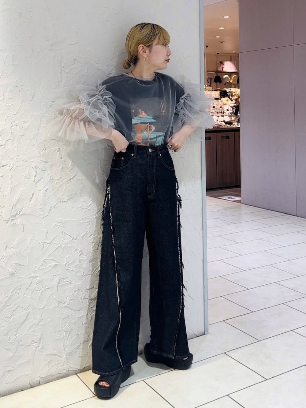 グレー系のシャツ/ブラウス、ブルー系のデニムパンツ、ブラック系のTシャツ/カットソーを着用したレディースの春コーディネートの2枚目の写真