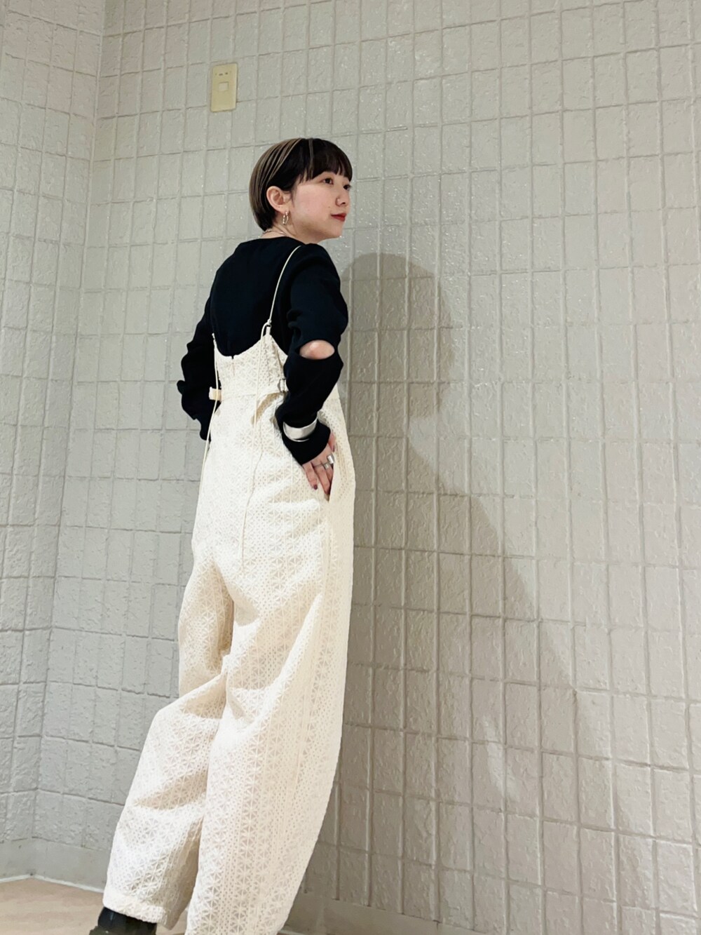 ホワイト系のサロペット/オーバーオール、ブラック系のTシャツ/カットソーを着用したレディースの冬コーディネートの3枚目の写真