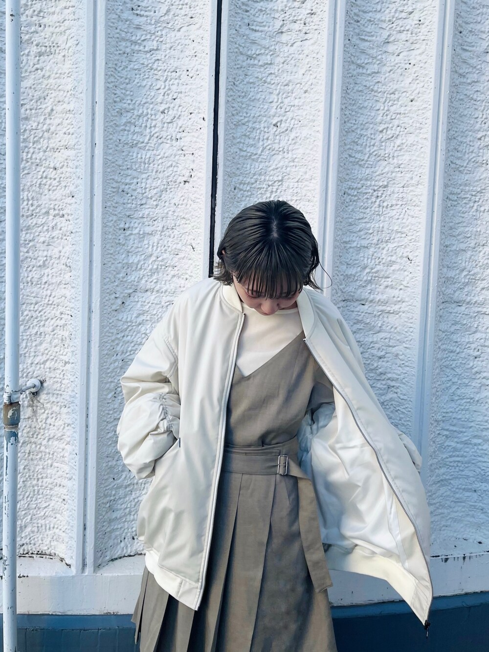 ベージュ系のサロペット/オーバーオール、ホワイト系のMA-1を着用したレディースの秋コーディネートの3枚目の写真