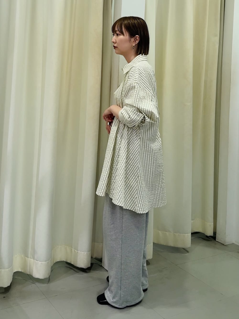 グレー系のその他パンツ、ホワイト系のキャミソール、ホワイト系のワンピースを着用したレディースの冬コーディネートの2枚目の写真