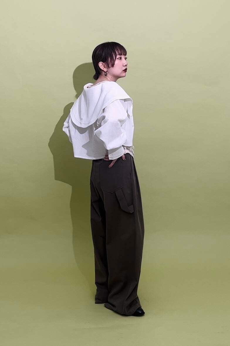 グリーン系のその他パンツ、ホワイト系のTシャツ/カットソー、ホワイト系のシャツ/ブラウスを着用したレディースの冬コーディネートの3枚目の写真