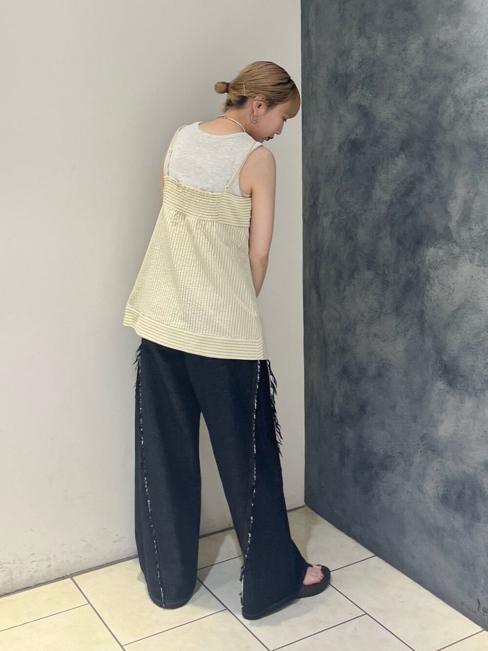 ブラック系のシャツ/ブラウス、ベージュ系のタンクトップ、ブルー系のデニムパンツを着用したレディースの夏コーディネートの4枚目の写真