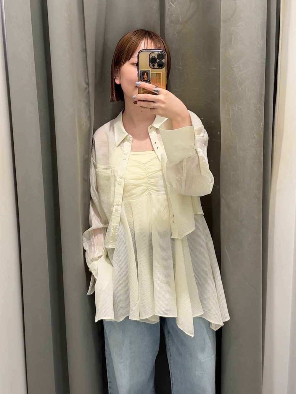 ホワイト系のシャツ/ブラウス、ブルー系のデニムパンツを着用したレディースの春コーディネートの3枚目の写真