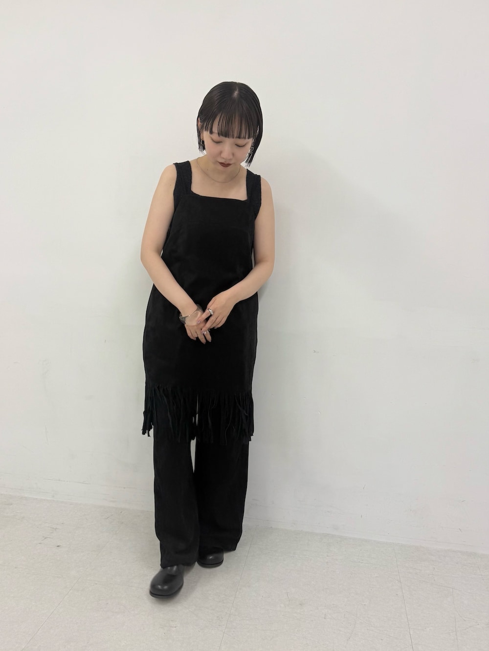 ブラック系のワンピース、ブラック系のその他パンツ、ブラック系のサンダルを着用したレディースの夏コーディネートの2枚目の写真