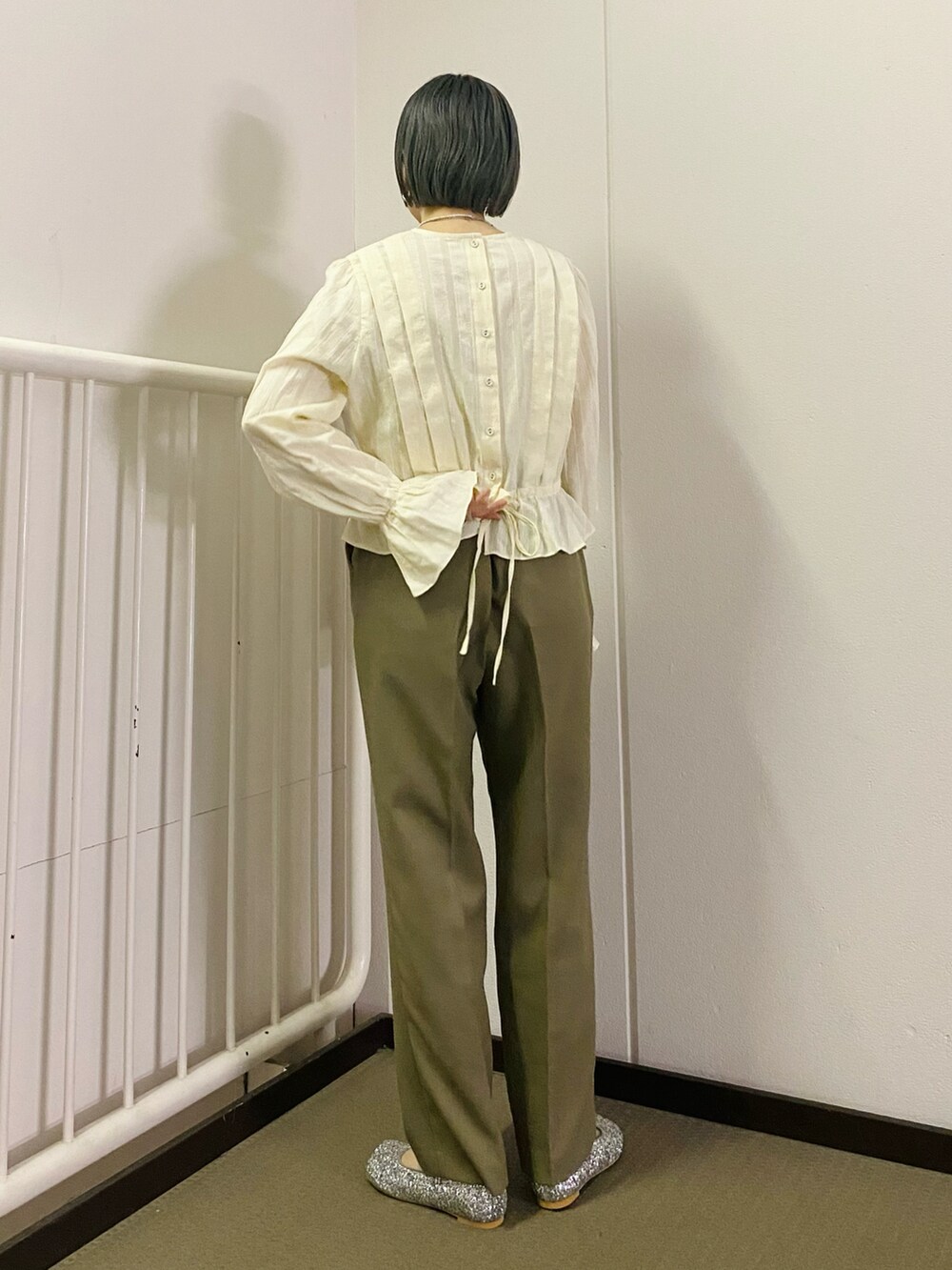「KBF、ブラウス、キャンディスリーブ、ベスト、スラックス、センタープレス、センタープレスパンツ、春コーデ、春、大人カジュアル、低身長コーデ」｜「KBFのラウンドノーカラーベスト（その他アウター、ホワイト系）」を使った、まっちゃんさん（レディース・154cm）の冬コーディネートの5枚目の写真