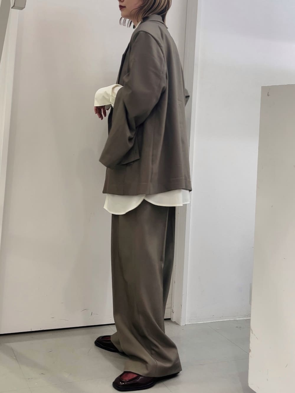 ブラウン系のその他アウター、ベージュ系のシャツ/ブラウス、ブラウン系のその他パンツを着用したレディースの冬コーディネートの4枚目の写真