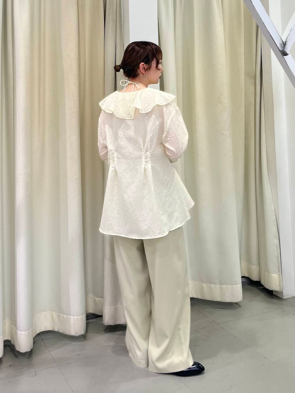 ベージュ系のその他パンツ、ホワイト系のシャツ/ブラウスを着用したレディースの冬コーディネートの2枚目の写真