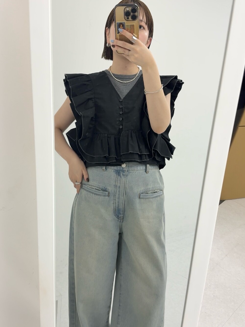 ブルー系のデニムパンツ、ブラック系のシャツ/ブラウス、グレー系のタンクトップを着用したレディースの春コーディネートの4枚目の写真