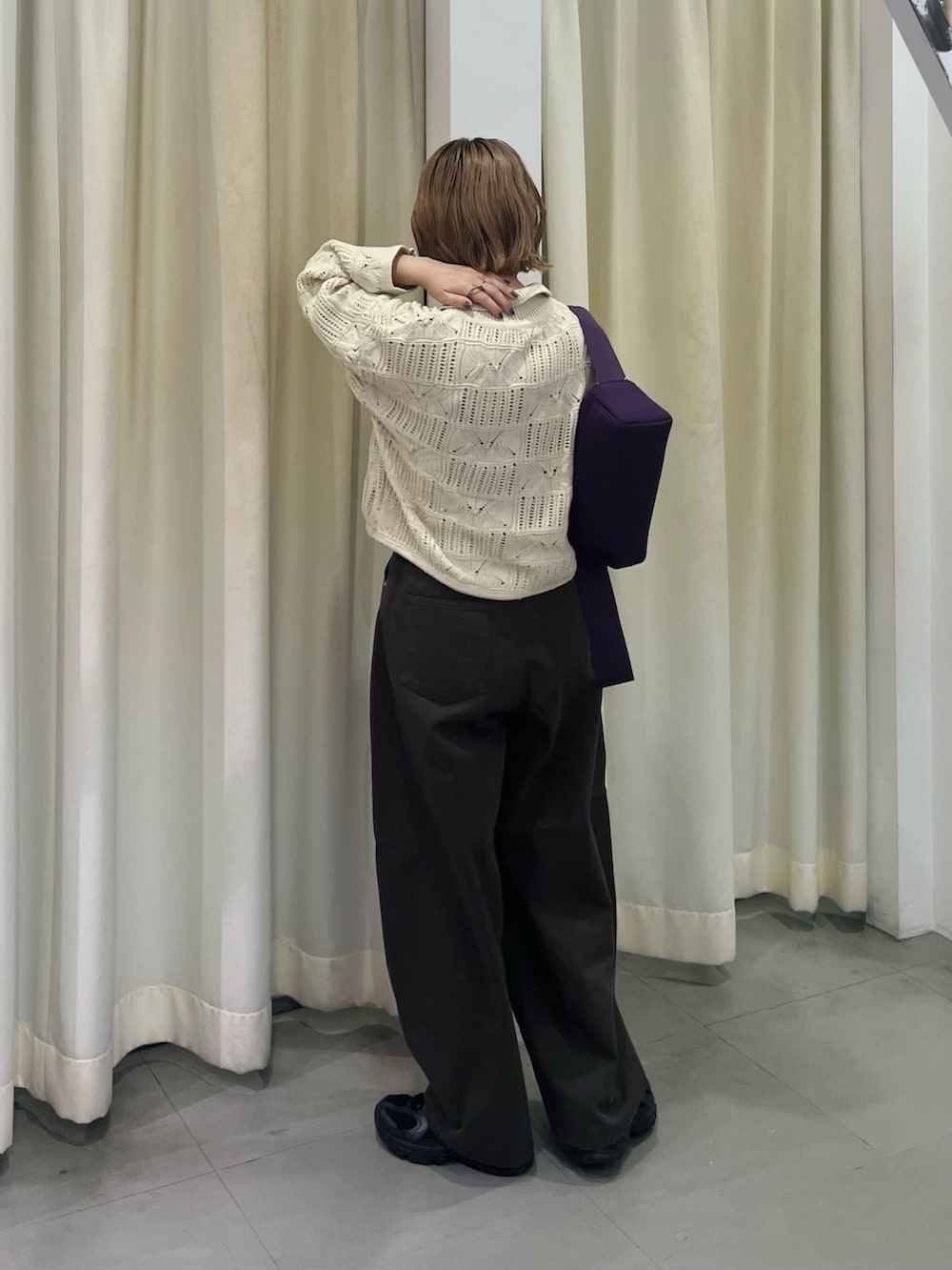 ホワイト系のカーディガン/ボレロ、グレー系のその他パンツ、パープル系のショルダーバッグを着用したレディースの秋コーディネートの3枚目の写真