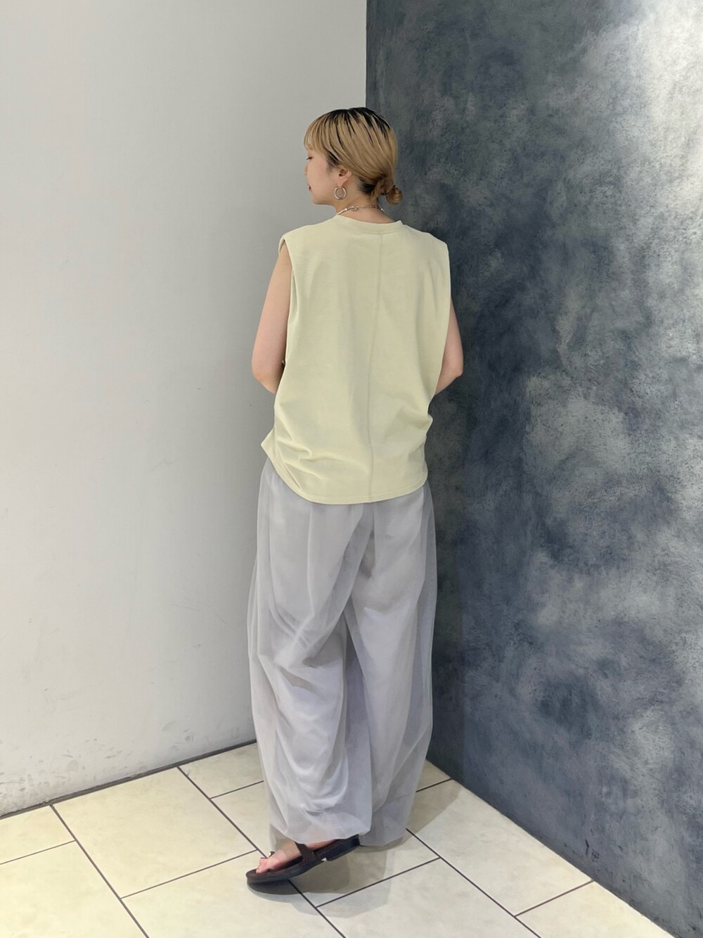 グリーン系のTシャツ/カットソー、グレー系のその他パンツ、ブラック系のサンダルを着用したレディースの夏コーディネートの4枚目の写真