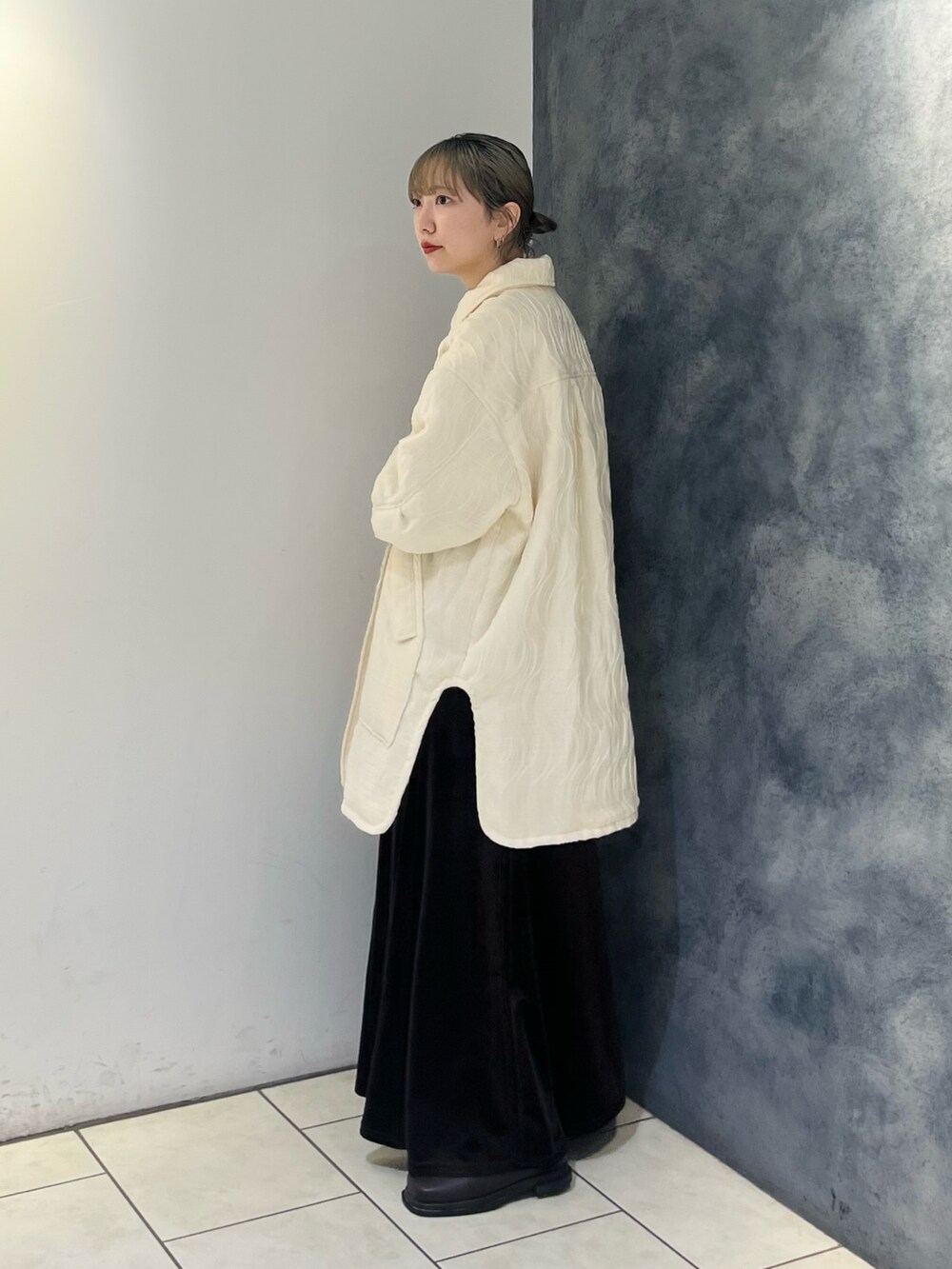 ホワイト系のダウンジャケット/コート、ブラウン系のスカートを着用したレディースの秋コーディネートの3枚目の写真