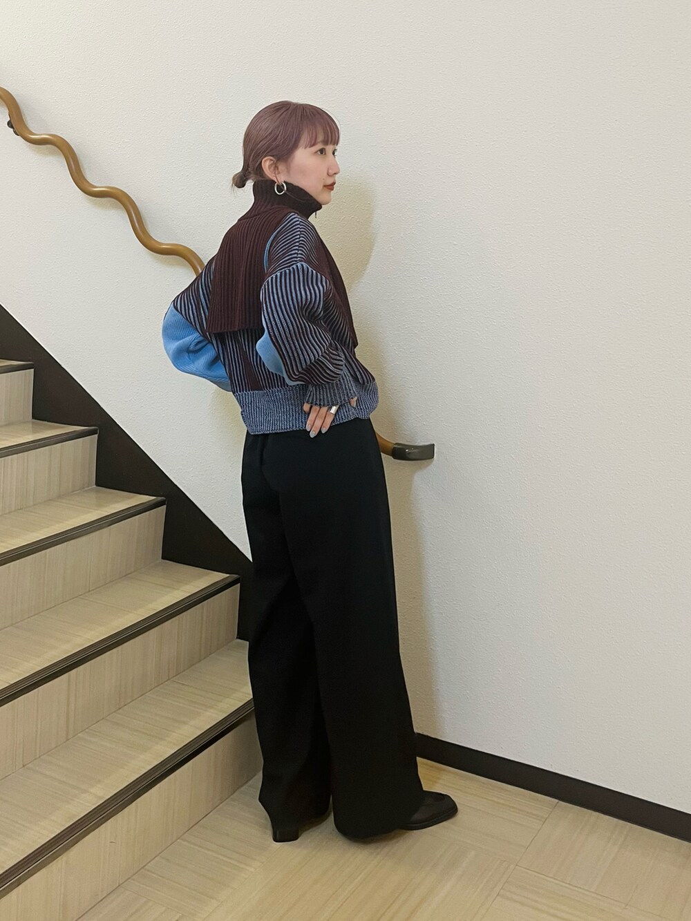 ブルー系のニット/セーター、ブラック系のその他パンツ、ブラック系のローファーを着用したレディースの春コーディネートの4枚目の写真