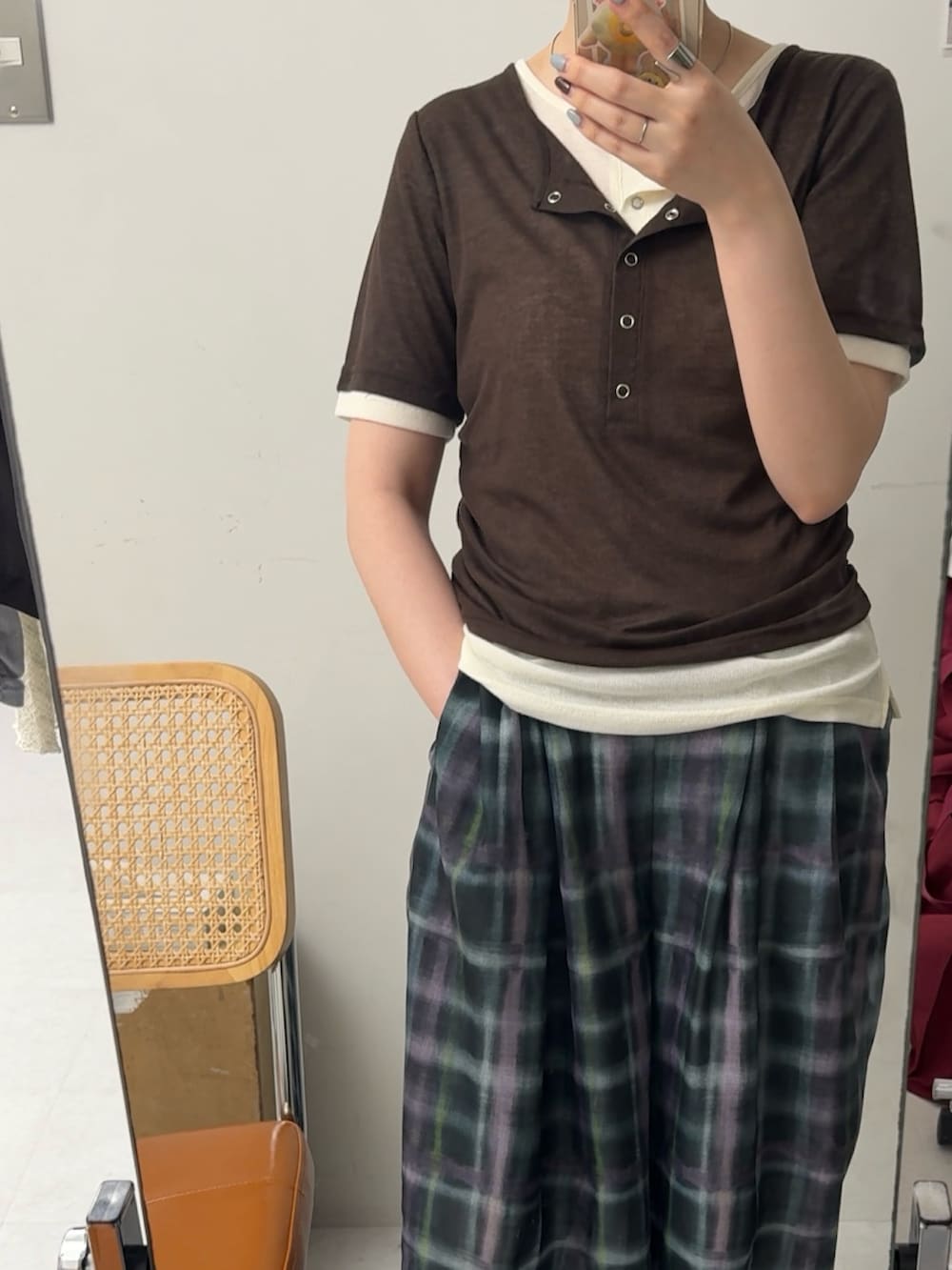 ブラウン系のTシャツ/カットソー、グリーン系のその他パンツを着用したレディースの春コーディネートの3枚目の写真