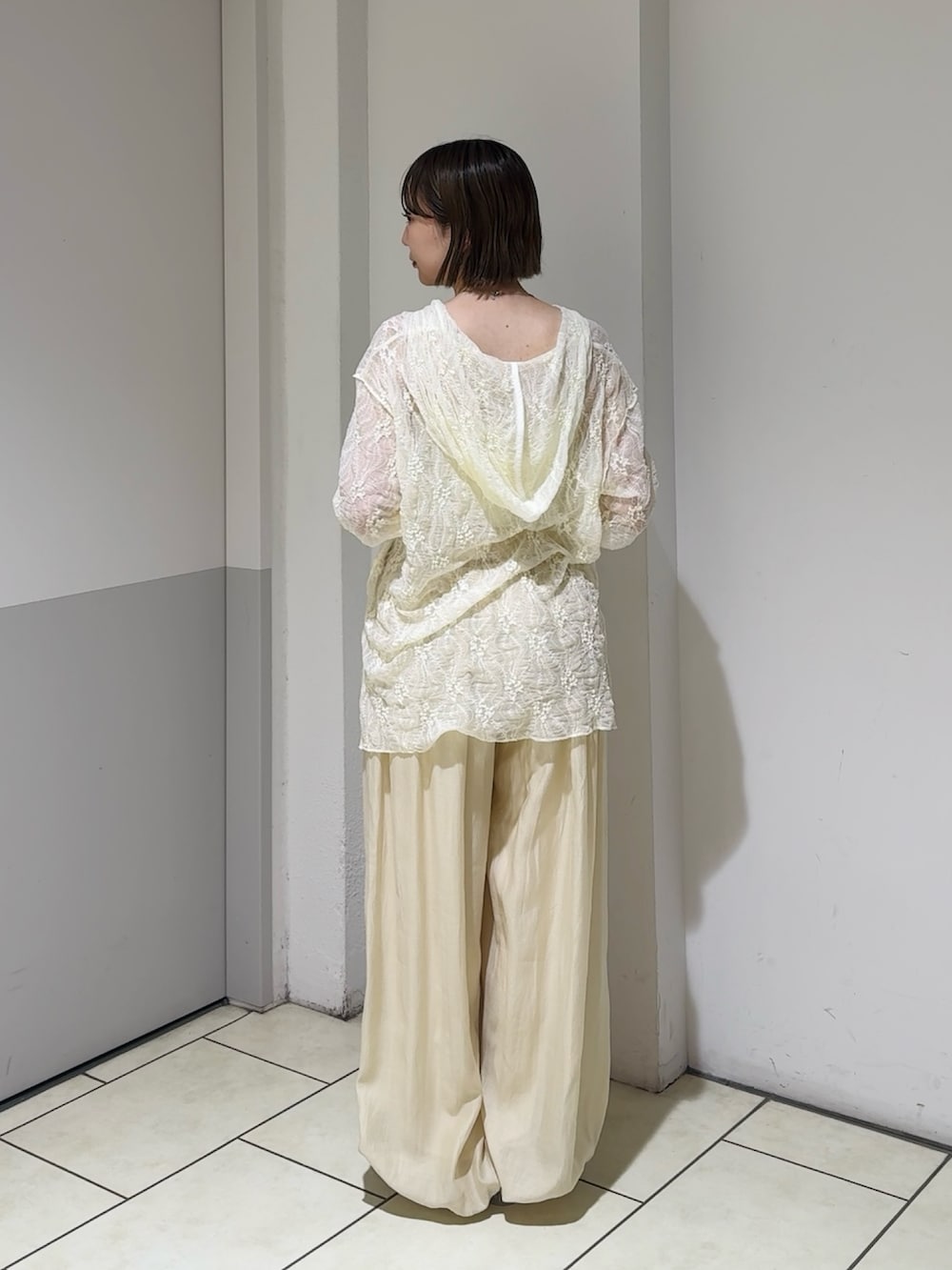 ホワイト系のTシャツ/カットソー、ホワイト系のその他パンツを着用したレディースの夏コーディネートの3枚目の写真