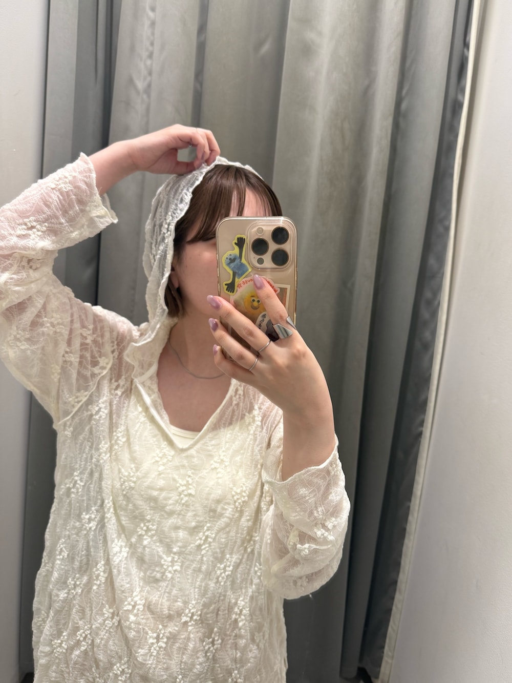 ホワイト系のTシャツ/カットソー、ホワイト系のその他パンツを着用したレディースの夏コーディネートの4枚目の写真