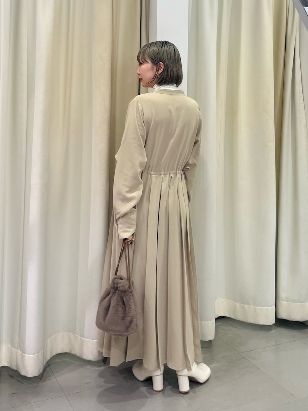 ホワイト系のブーツ、ベージュ系のワンピース、ホワイト系のTシャツ/カットソーを着用したレディースの秋コーディネートの3枚目の写真