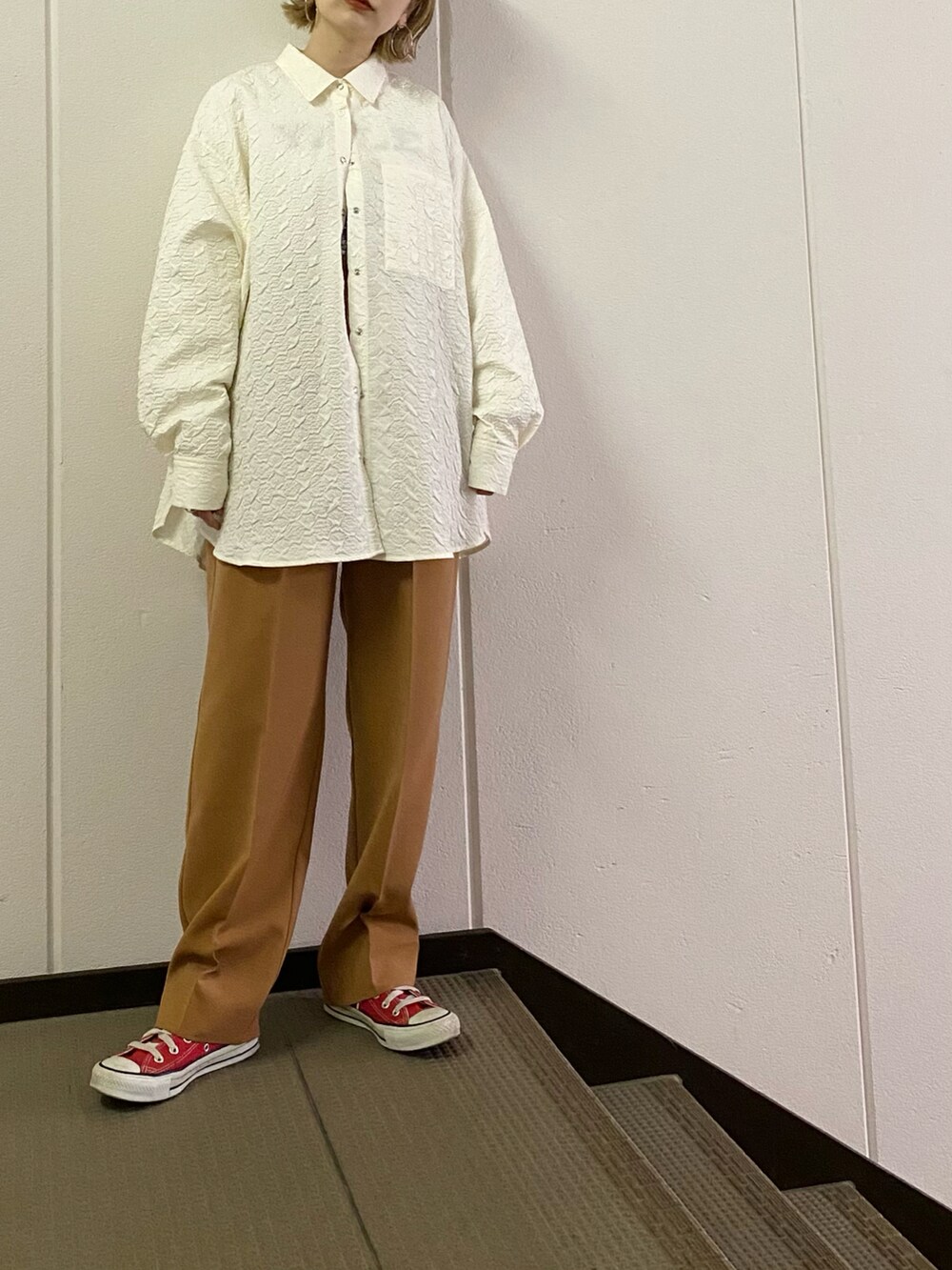 ホワイト系のシャツ/ブラウス、ブラウン系のその他パンツを着用したレディースの冬コーディネートの3枚目の写真