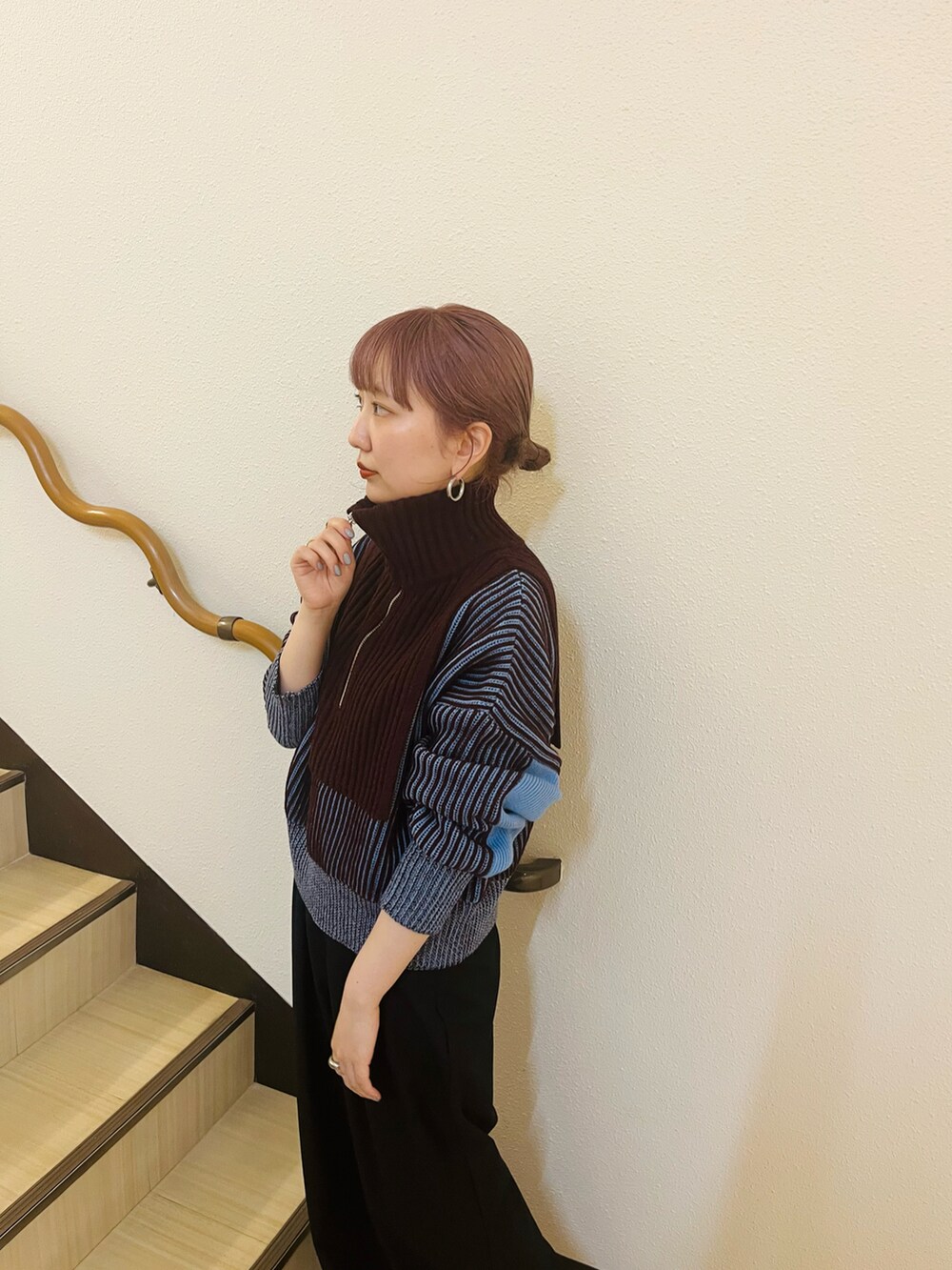 ブルー系のニット/セーター、ブラック系のその他パンツ、ブラック系のローファーを着用したレディースの春コーディネートの5枚目の写真