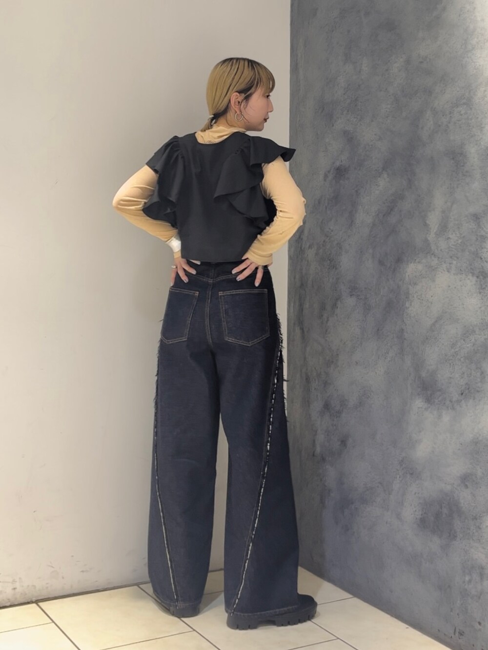 ブラック系のシャツ/ブラウス、ベージュ系のTシャツ/カットソー、ブルー系のデニムパンツを着用したレディースの春コーディネートの3枚目の写真