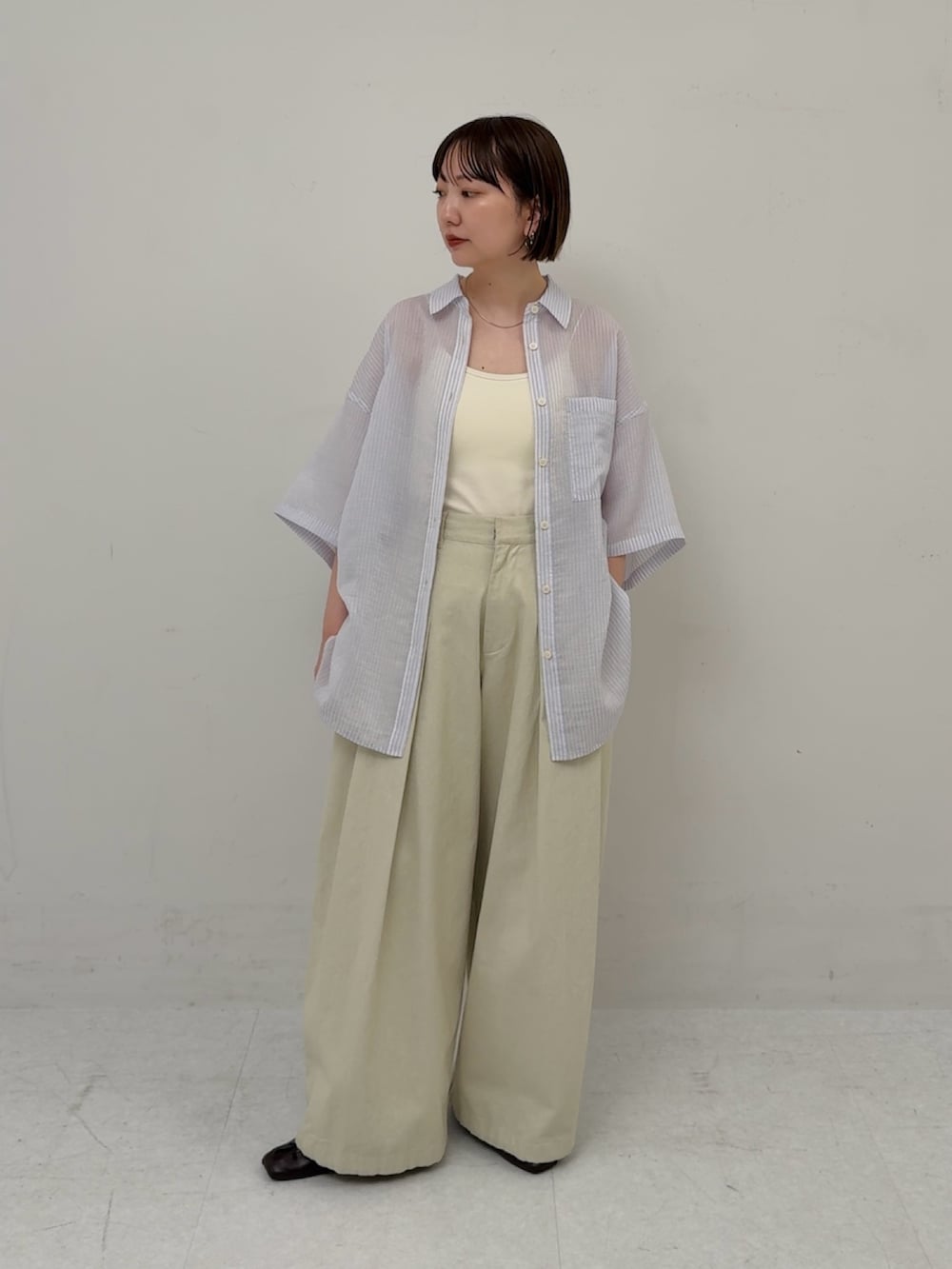 パープル系のシャツ/ブラウスを着用したレディースの春コーディネートの3枚目の写真