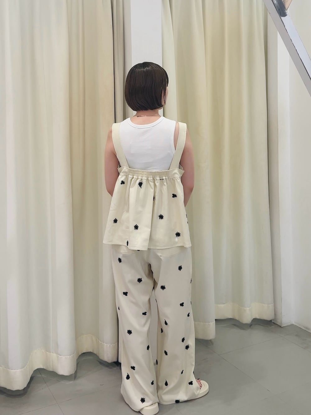 ホワイト系のシャツ/ブラウス、ホワイト系のその他パンツ、ホワイト系のタンクトップを着用したレディースの夏コーディネートの2枚目の写真