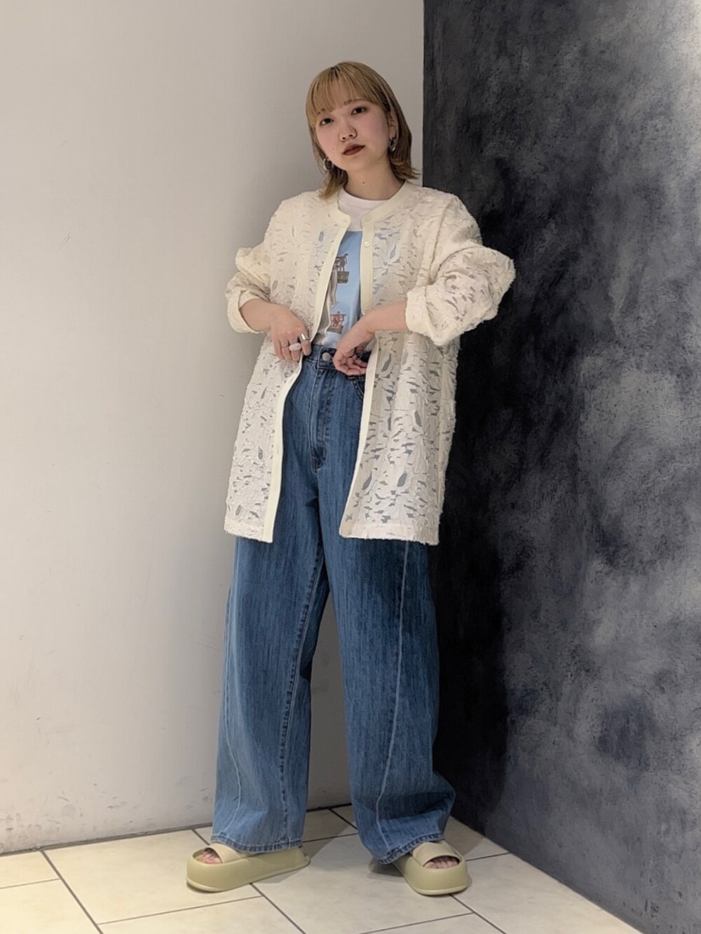 ホワイト系のシャツ/ブラウス、ホワイト系のTシャツ/カットソー、ブルー系のデニムパンツを着用したレディースの春コーディネートの2枚目の写真