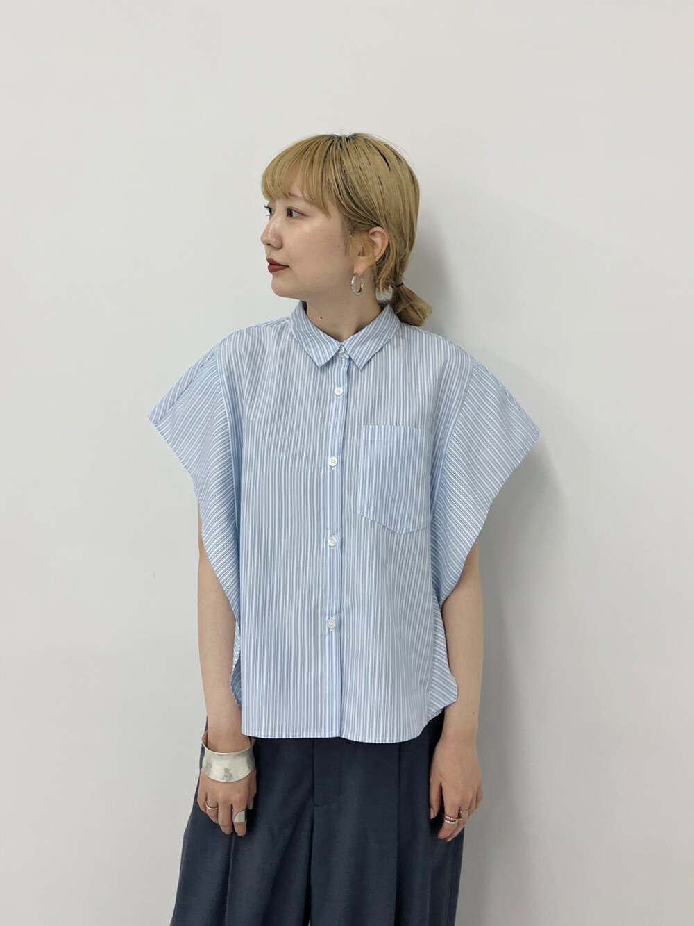 ブルー系のシャツ/ブラウス、グレー系のその他パンツを着用したレディースの春コーディネートの4枚目の写真