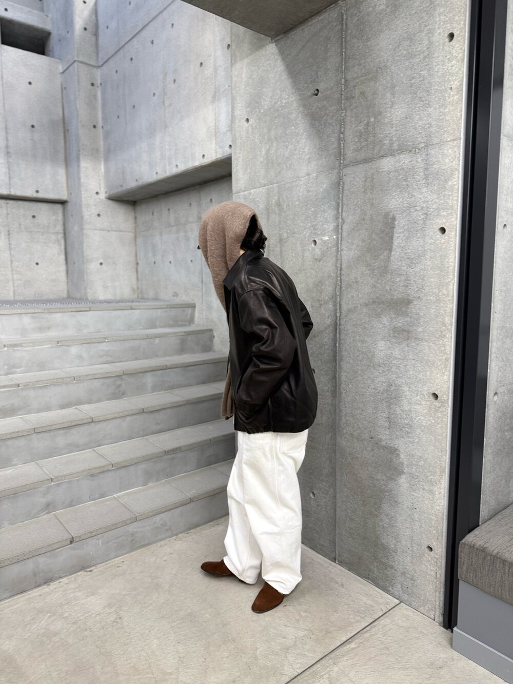 ブラック系のテーラードジャケット、ブラウン系のローファー、ブラウン系のストール/ショールを着用したメンズの冬コーディネートの2枚目の写真