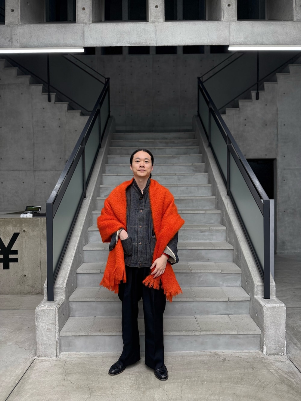 レッド系のマフラーを着用したメンズの冬コーディネートの2枚目の写真